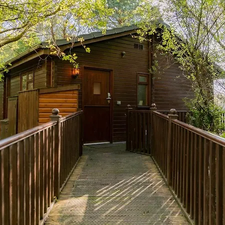 Holiday home Dunnock With Hot-tub *