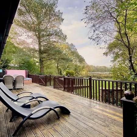 Holiday home Dunnock With Hot-tub *