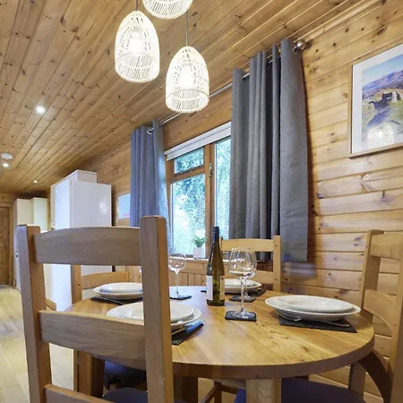 Dunnock With Hot-tub * كارلايل