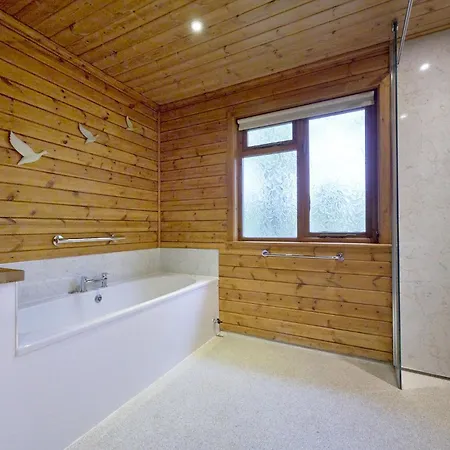 بيت للعطل Dunnock With Hot-tub